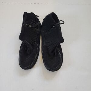 Minnetonka Black Suede Ankle Moccasins With Fringe Ladies Size 6